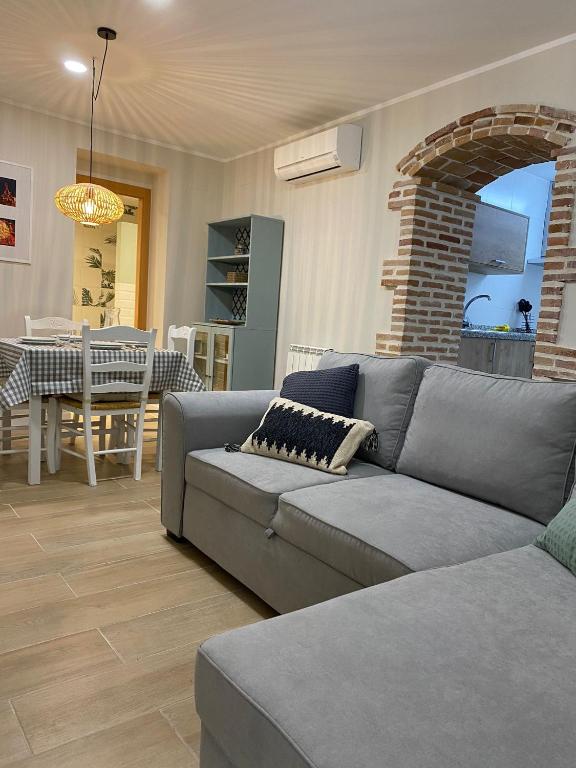 a living room with a couch and a dining room at Apartamento Rural El Retablo in Cetina