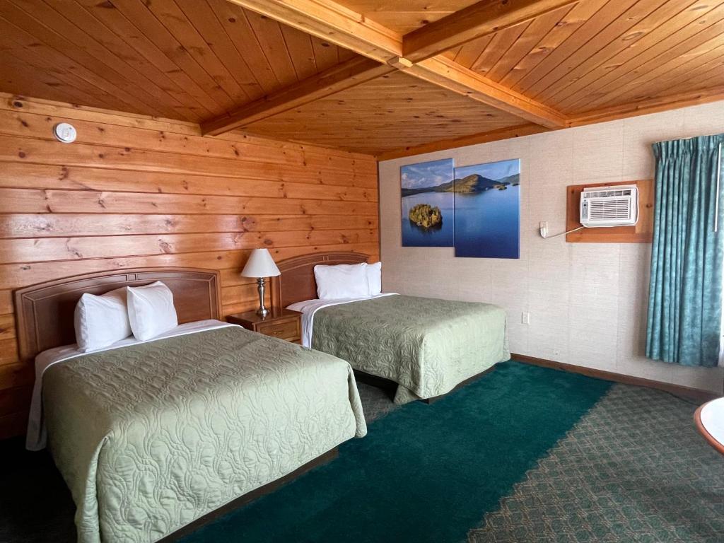 Postel nebo postele na pokoji v ubytování Lake Crest Inn
