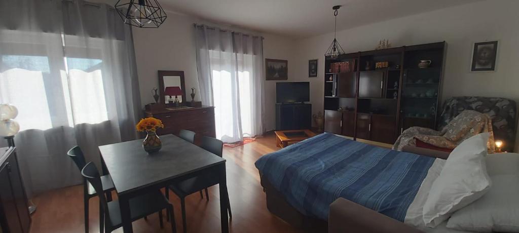 Łóżko lub łóżka w pokoju w obiekcie APPARTAMENTO HEIDI IN CENTRO STORICO