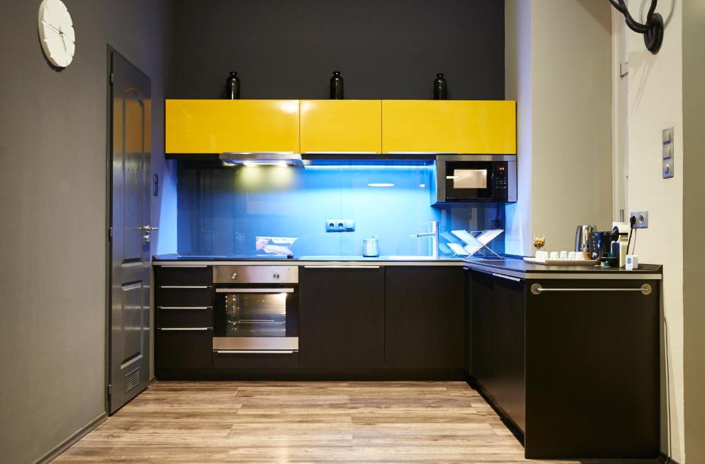 Kuchyňa alebo kuchynka v ubytovaní Central Location Yellow-Black Apartment