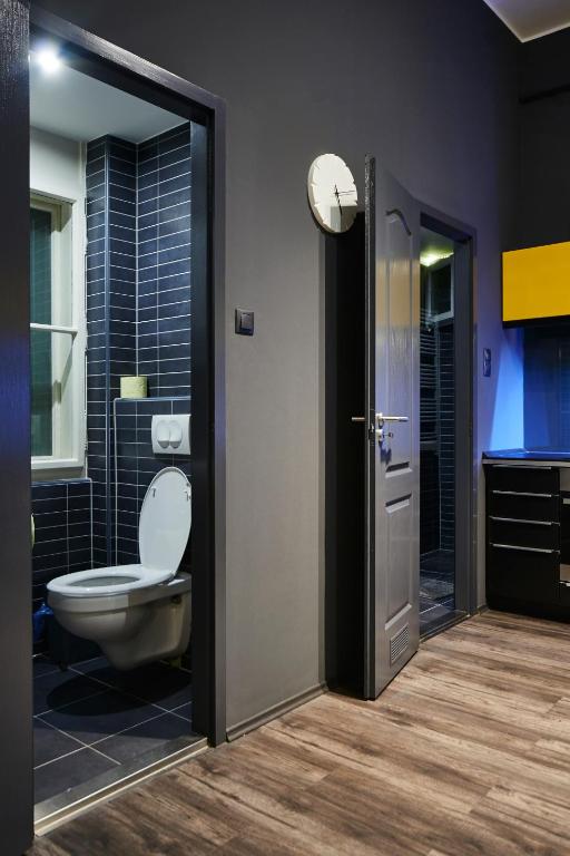 Kúpeľňa v ubytovaní Central Location Yellow-Black Apartment