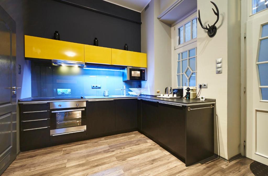 Kuchyňa alebo kuchynka v ubytovaní Central Location Yellow-Black Apartment