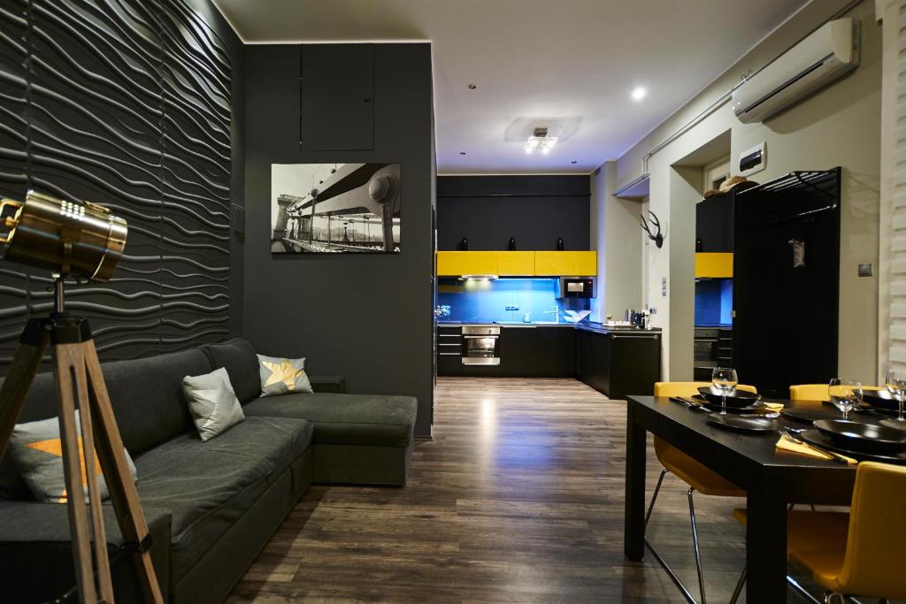 Posedenie v ubytovaní Central Location Yellow-Black Apartment