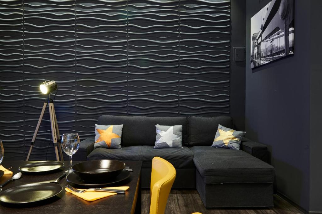 Posedenie v ubytovaní Central Location Yellow-Black Apartment