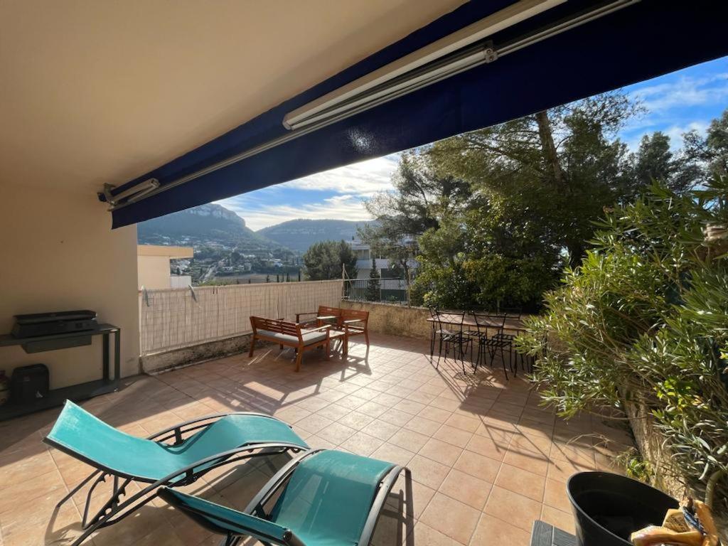 d'une terrasse avec des chaises et une table offrant une vue. dans l'établissement Entre terre et mer à cassis, à Cassis