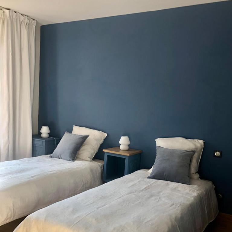 Postel nebo postele na pokoji v ubytování Fleurs de lin