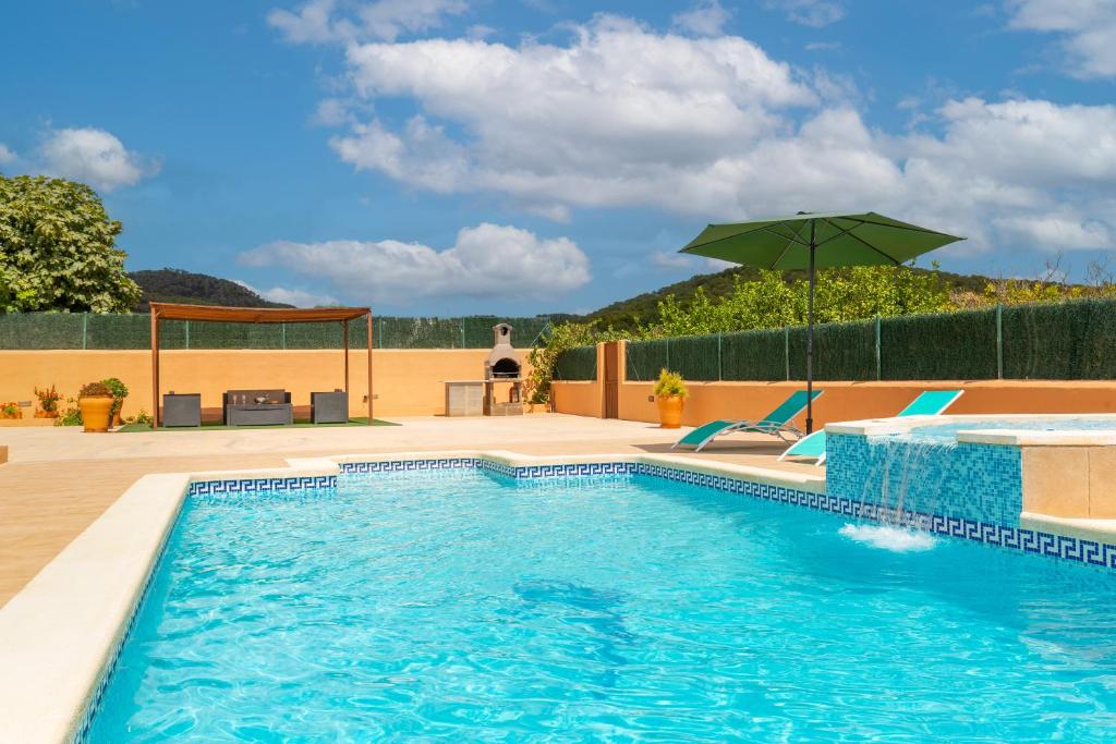 piscina con ombrellone e sedie di Can Pep De Sa Rota a San Antonio