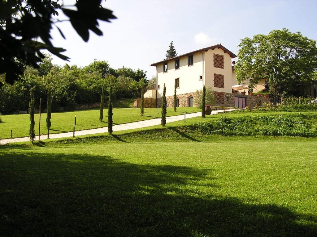 une maison au milieu d'un champ verdoyant dans l'établissement Il Poggiolo Delle Rose Bed&Breakfast, à Tavarnuzze