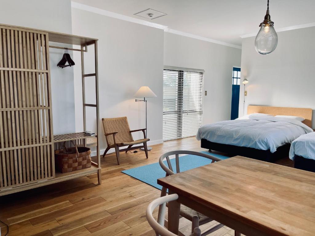 um quarto com uma cama, uma mesa e cadeiras em VILLA AZZURRA - Vacation STAY 63038v em Arazato
