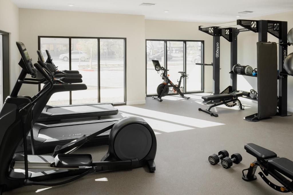 Fitness centrum a/nebo fitness zařízení v ubytování WaterWalk Extended Stay by Wyndham Phoenix N Happy Valley