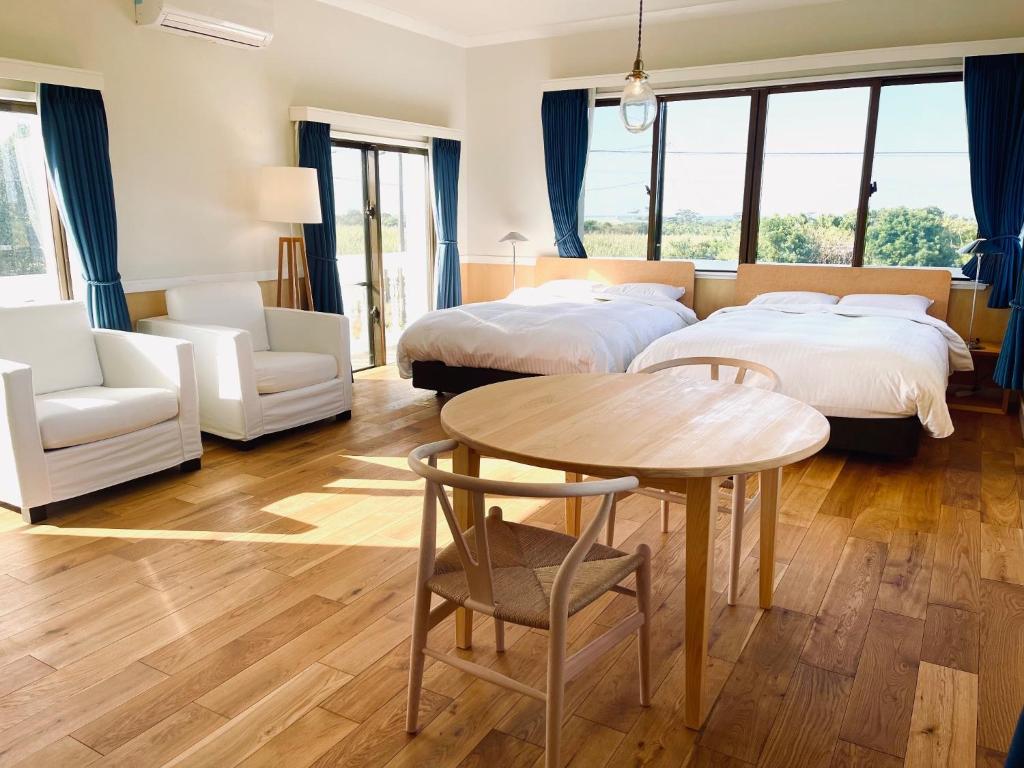 ArazatoにあるVILLA AZZURRA - Vacation STAY 63031vのベッドルーム1室(ベッド2台、テーブル、椅子付)