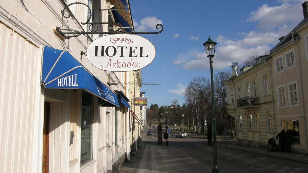 una señal para un hotel al lado de una calle en Hotel Arkaden, en Arvika
