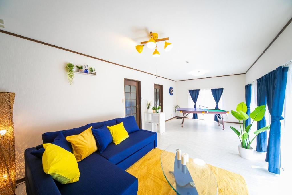 四日市市にあるYokkaichi - House - Vacation STAY 14171のリビングルーム(青いソファ、黄色い枕付)