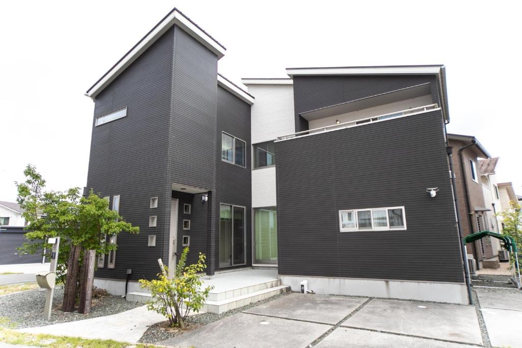 un bâtiment à la façade noire dans l'établissement Takashima - House - Vacation STAY 14172, à Takashima