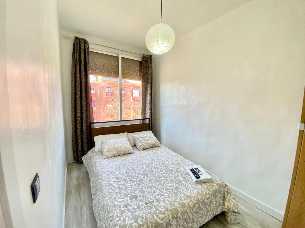 A bed or beds in a room at Piramides 1 Apartment