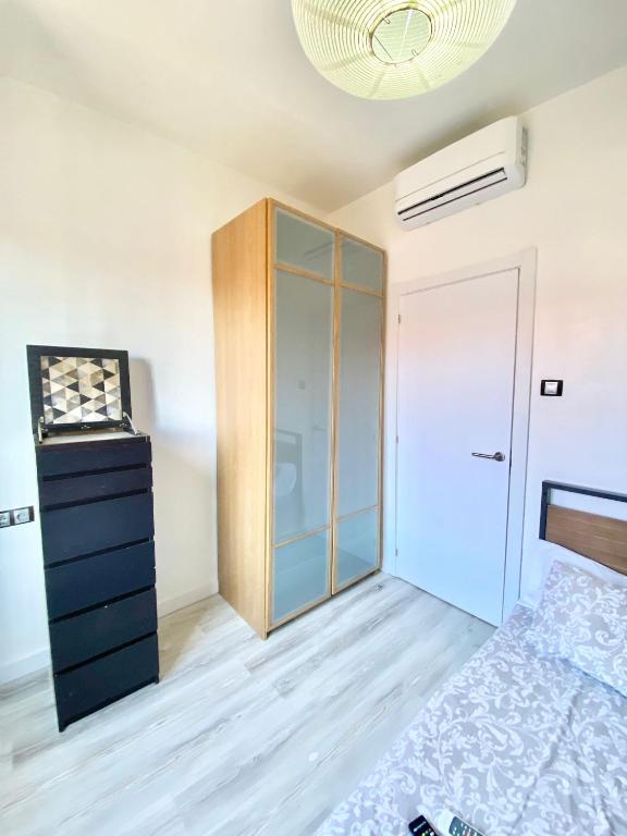 A bed or beds in a room at Piramides 1 Apartment