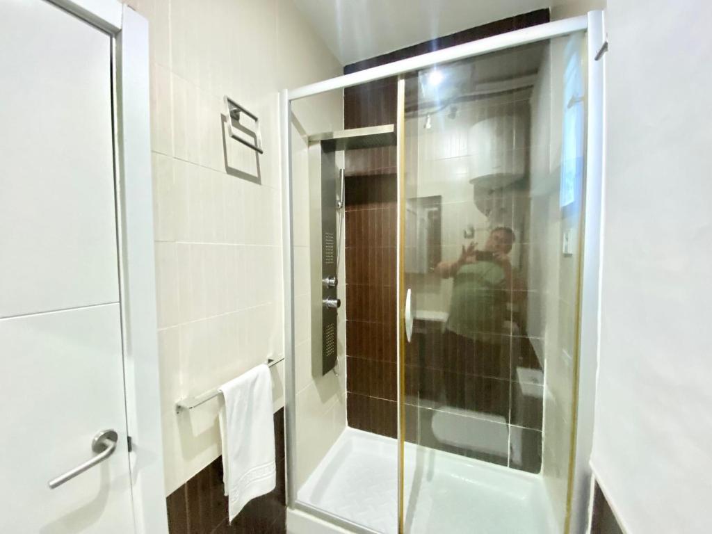 A bathroom at Piramides 1 Apartment