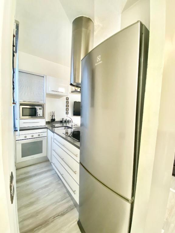 A kitchen or kitchenette at Piramides 1 Apartment