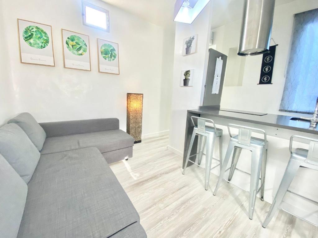 A kitchen or kitchenette at Piramides 1 Apartment