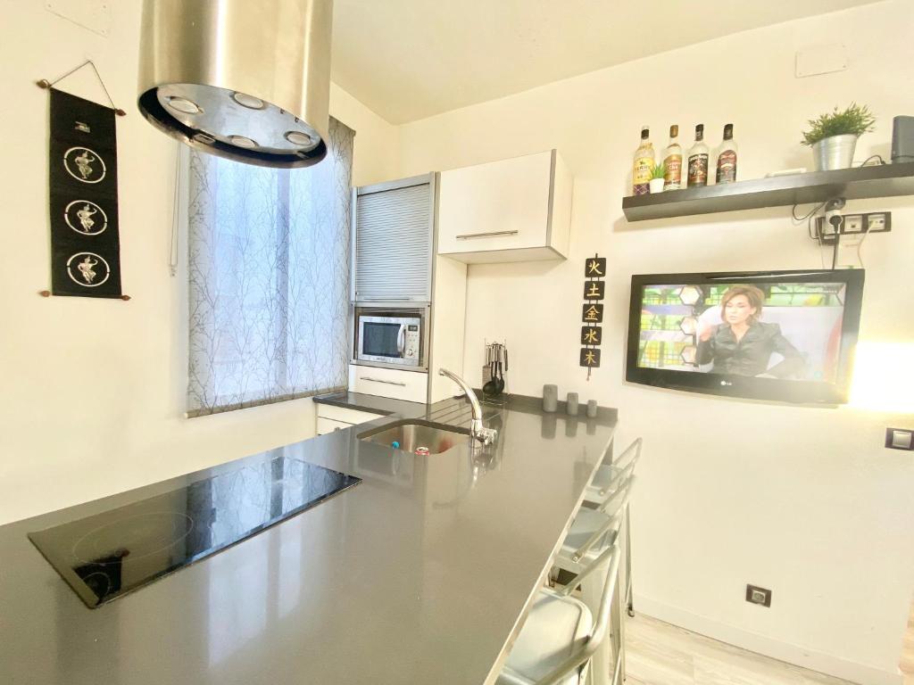 A kitchen or kitchenette at Piramides 1 Apartment