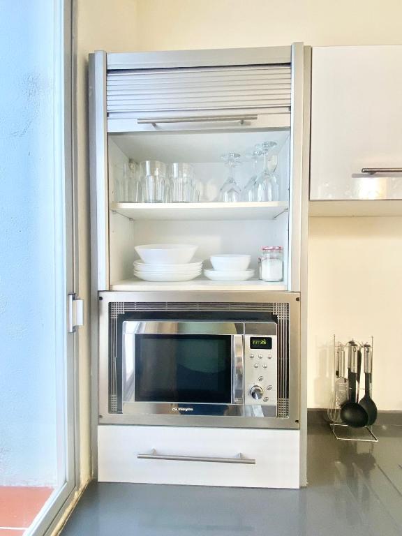 A kitchen or kitchenette at Piramides 1 Apartment