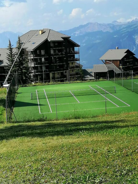 Tenis alebo squash v ubytovaní CŒUR D'ALTAÏR RISOUL 1850 Appartement T2 confortable skis aux pieds à 300 m centre alebo jeho okolí