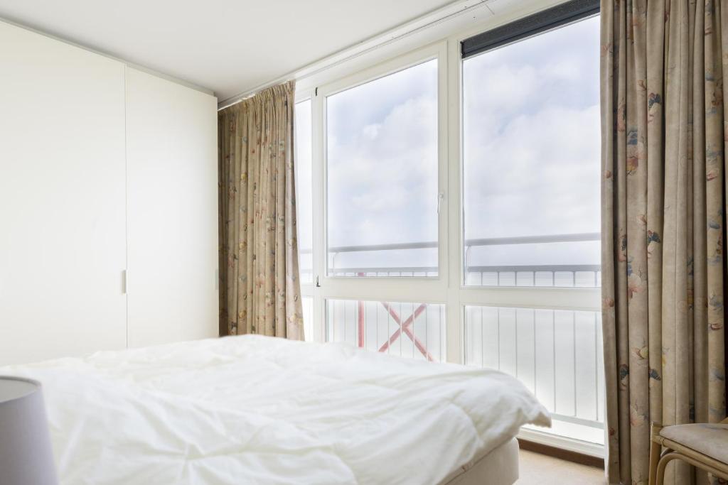 Een bed of bedden in een kamer bij Luxe vakantieappartement met uitzicht op zee - Port Scaldis 11-082