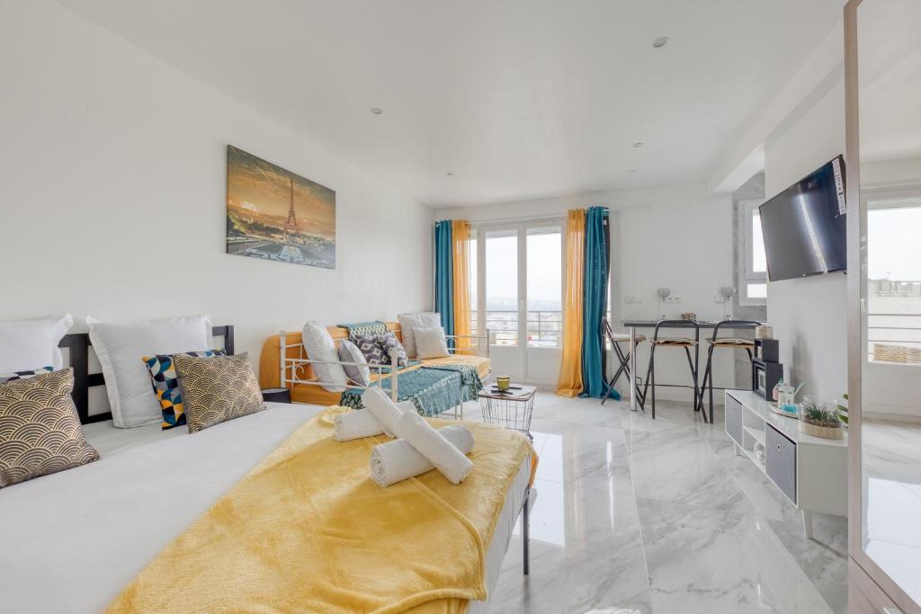 un salon avec un canapé et une table dans l'établissement Les Bleus de Paris studio flat, à Gentilly