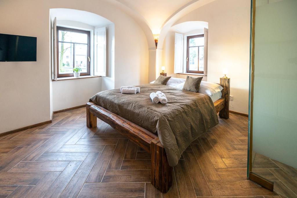 Postel nebo postele na pokoji v ubytování Penzion Fara pod Milešovkou