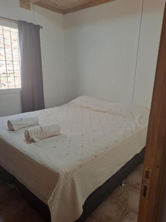 ein Schlafzimmer mit einem Bett mit zwei Handtüchern darauf in der Unterkunft NEUQUEN alojamiento in Neuquén