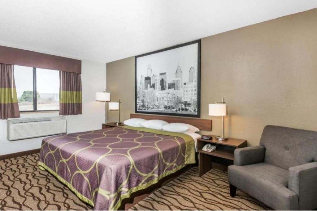 Super 8 by Wyndham Bedford - King Room - Non-Smoking