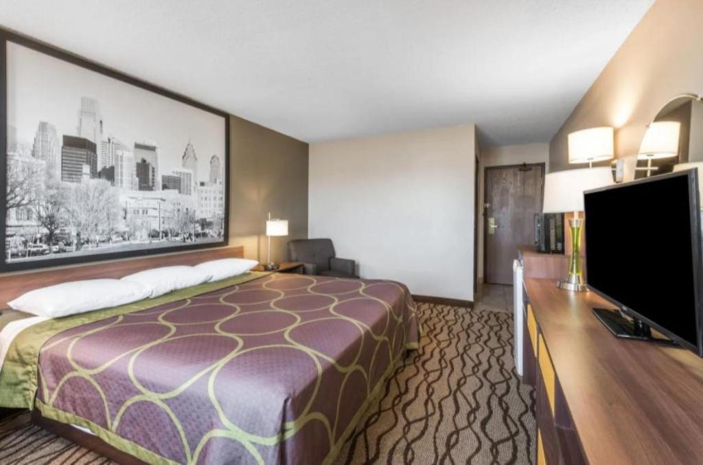 Super 8 by Wyndham Bedford - King Room - Mobility Access/Non-Smoking