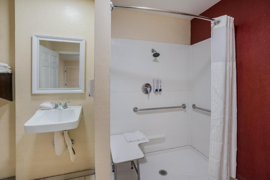 Red Roof Inn Stockton - 