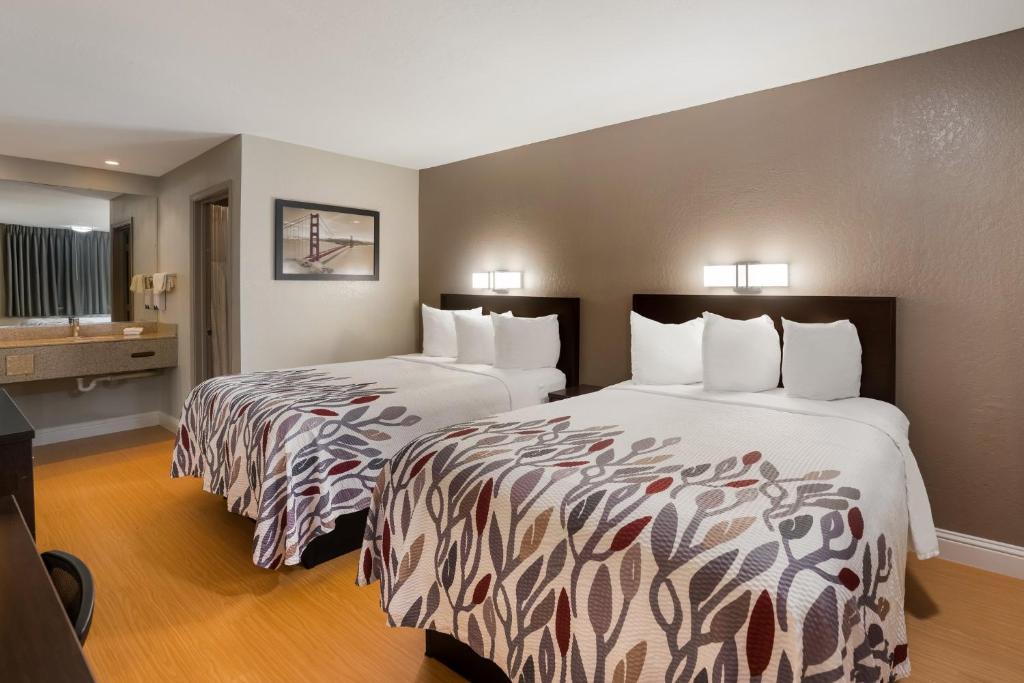 una camera d'albergo con due letti e un bagno di Red Roof Inn Stockton a Stockton