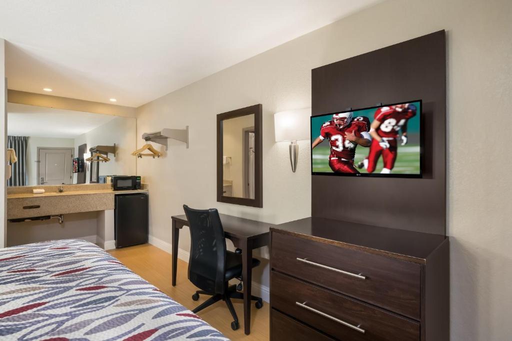 Red Roof Inn Stockton - 