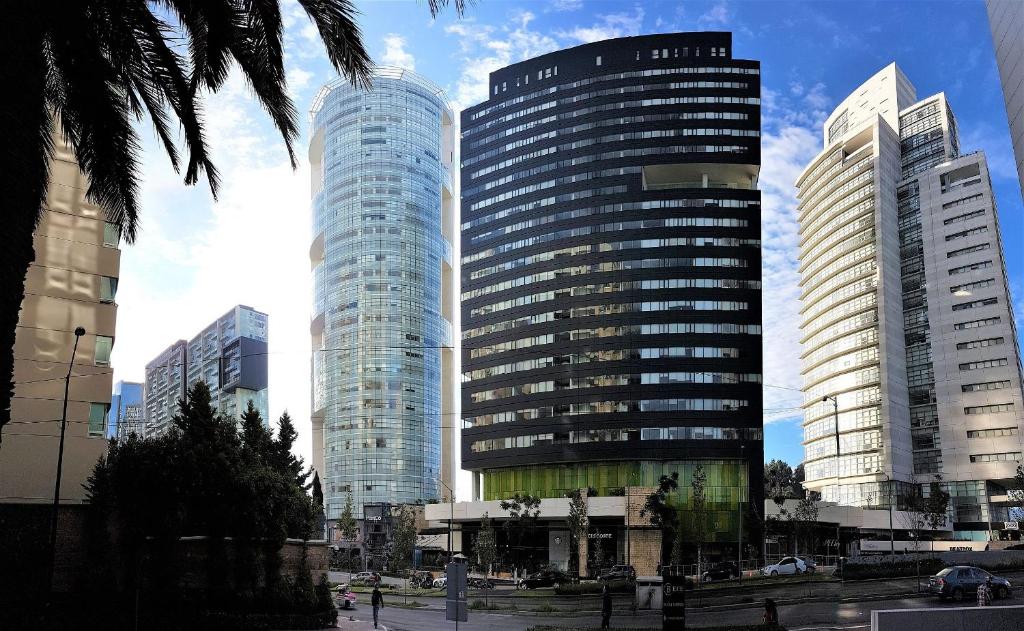 dos rascacielos altos en una ciudad con edificios en Milán, en Ciudad de México