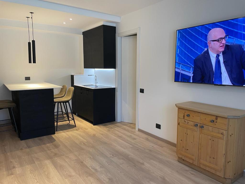 A television and/or entertainment centre at Appartamento del rosengarten