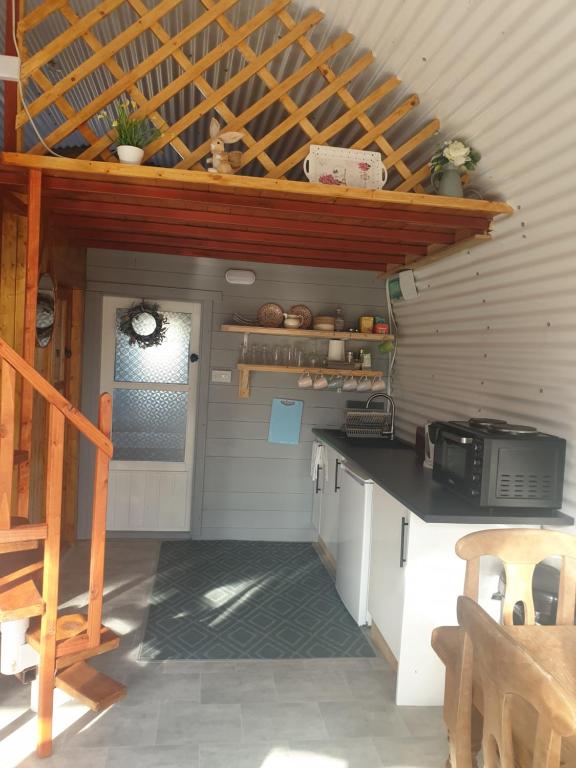 Kuchyň nebo kuchyňský kout v ubytování Sallys Cabin
