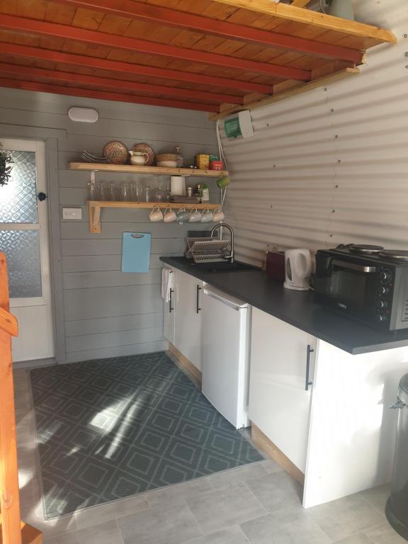 Kuchyň nebo kuchyňský kout v ubytování Sallys Cabin
