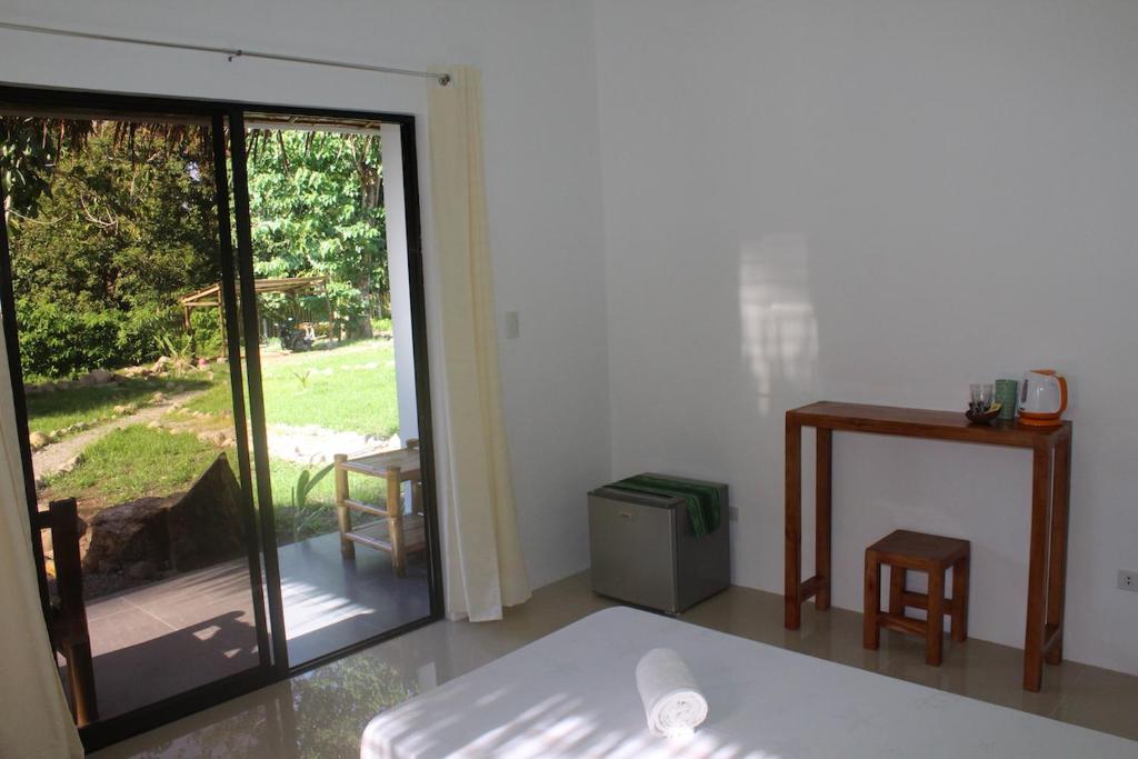Postel nebo postele na pokoji v ubytování Happy Coconut Camiguin