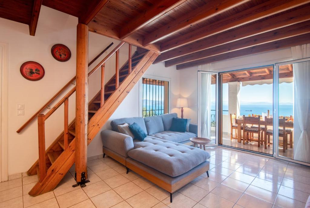 sala de estar con sofá y escalera en Aphrodite's maisonette on Corfu island en Barbati