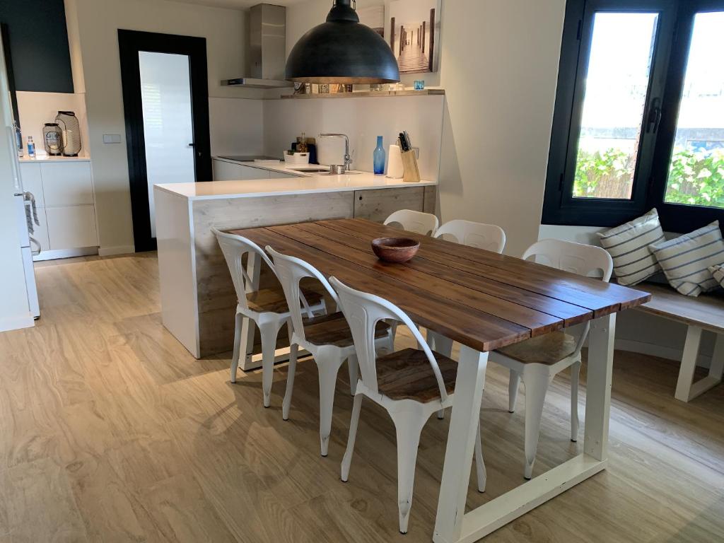 Fotografie z fotogalerie ubytování Stylish Beach House 600m to sea v destinaci Cubelles