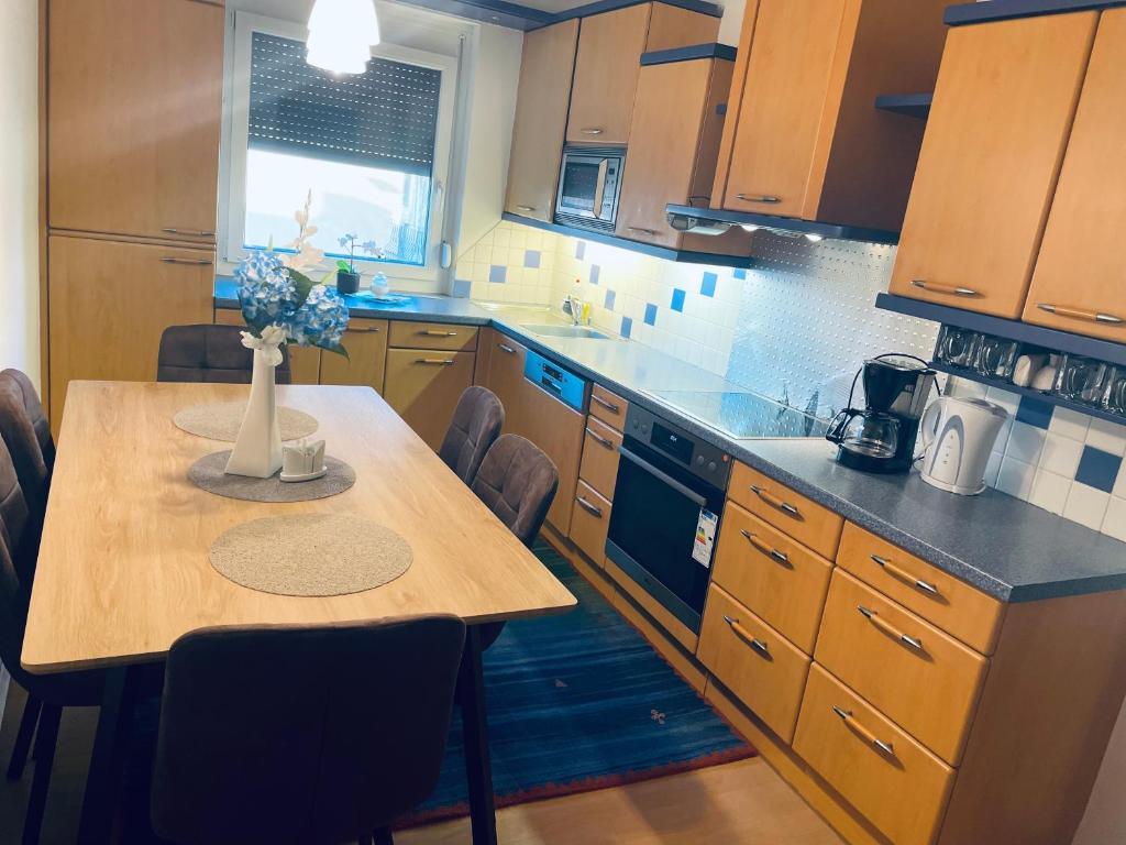 uma cozinha com uma mesa com um vaso de flores em RELAX APPARTEMENT - Graz em Graz