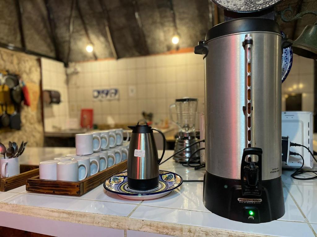 Příslušenství pro přípravu čaje a kávy v ubytování Hostel Oryx Tulum