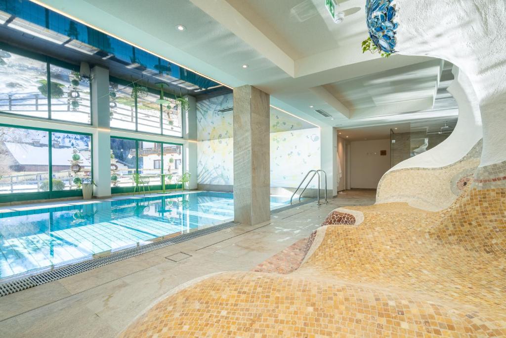 Bazén v ubytování Evident Hotel Prägant 4-Superior nebo v jeho okolí