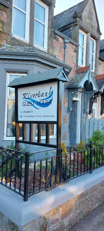 una señal frente a un edificio en Riverbank Guesthouse Inverness en Inverness