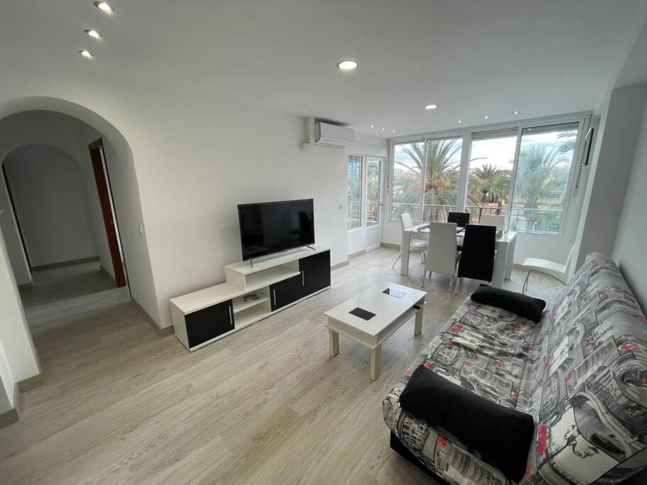 sala de estar con sofá y TV en Nice apartment near the sea, en Torrevieja