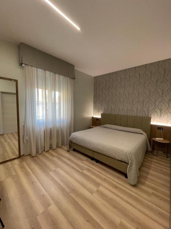 1 dormitorio con cama y ventana grande en Villa Noce, en Brescia