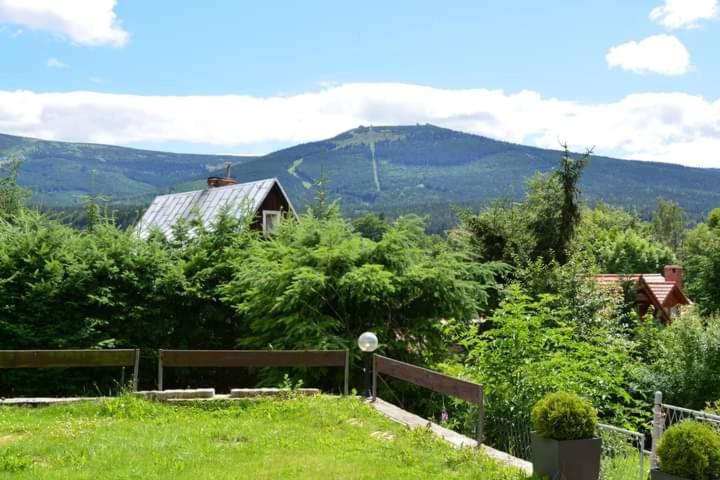 Vista generica sulle montagne o vista sulle montagne dall'interno della casa vacanze