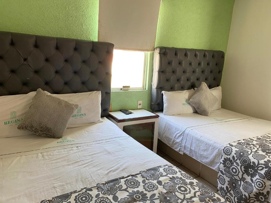 Postel nebo postele na pokoji v ubytování Hotel Suites Regina